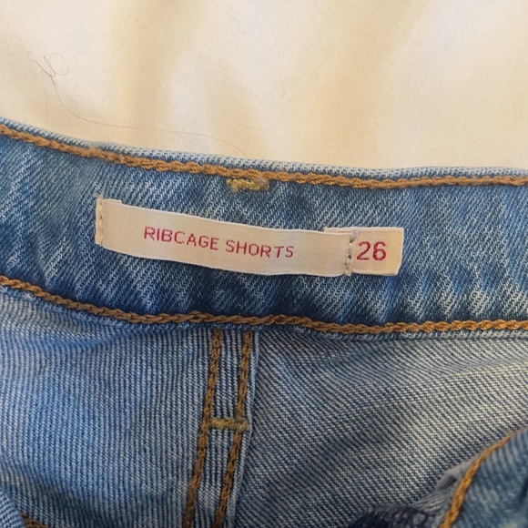 Levi’s Ribcage Shorts - Picture 3 of 4